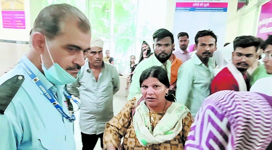 सोनोग्राफी रिपोर्ट से नाराज महिला का अस्पताल में हंगामा, फीस वापसी की जिद पर अड़ी