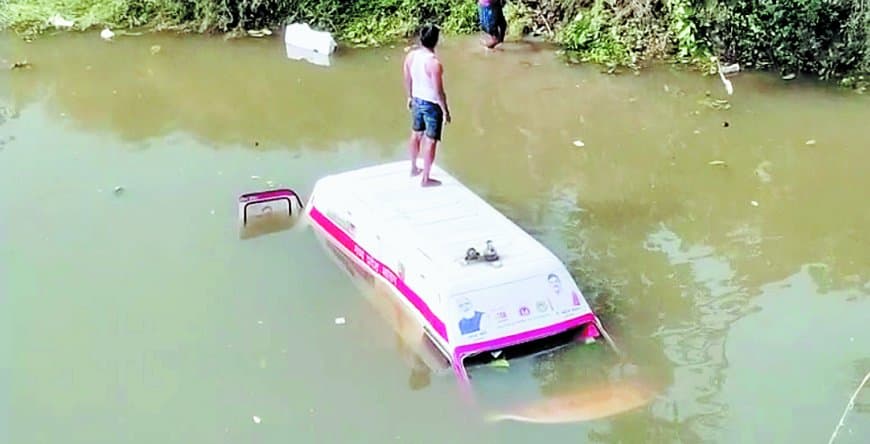 बरुआ नदी पुल पर एंबुलेंस गिरी, तीसरे हादसे ने सुरक्षा इंतजामों पर सवाल खड़े किए