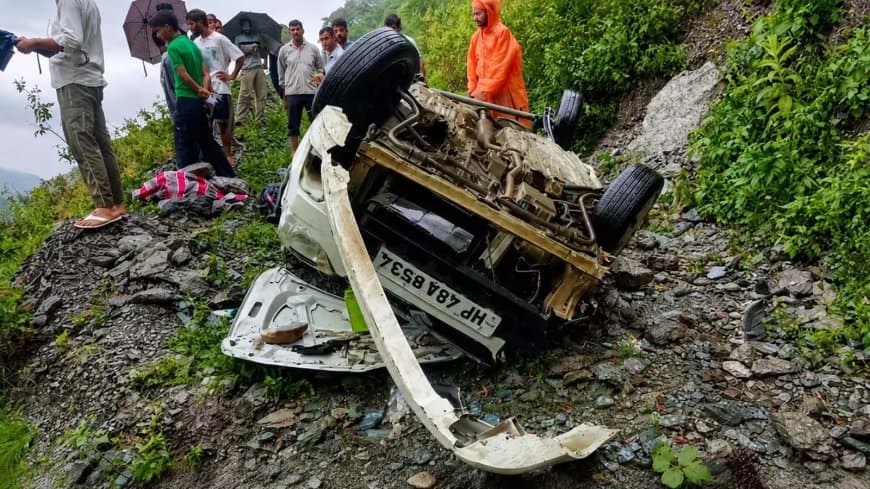 हिमाचल प्रदेश में भीषण सड़क हादसा... खाई में गिरी कार...एक ही परिवार के पांच लोगों की मौत