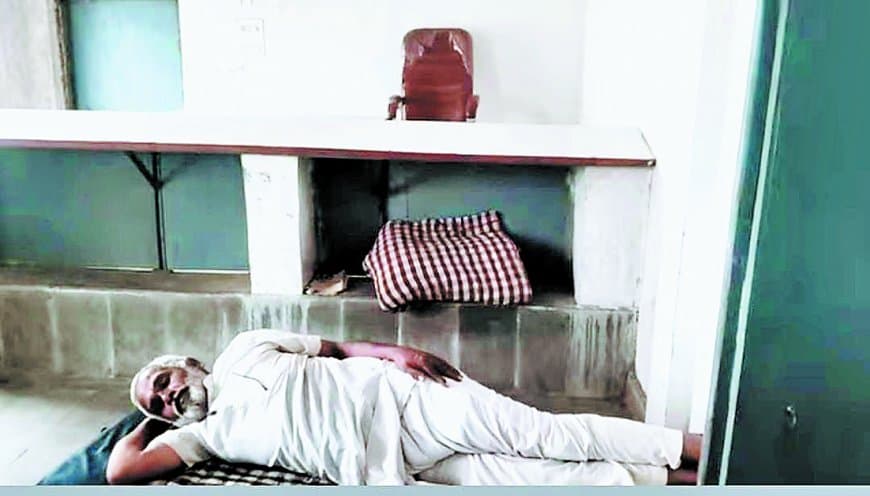 बिरसिंहपुर तहसील में कांग्रेस नेता का अनोखा प्रदर्शन, न्यायालय कक्ष में लेटकर जताया विरोध खुलकर