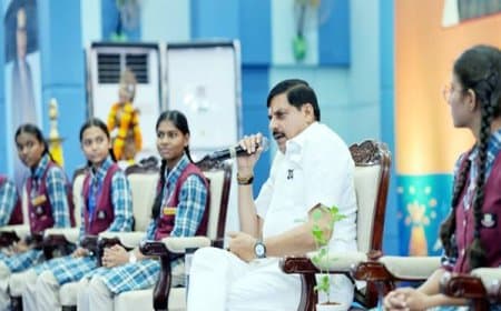 छात्र संवाद में बाेले- मुख्यमंत्री ' विद्यार्थियों के चेहरे पर दिखता है भारत का भविष्य'