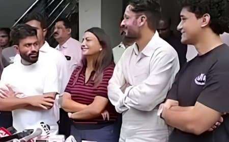 कॉकरोच जनता पार्टी का 'क्या बोलती पब्लिक' अभियान: सितंबर से देशव्यापी यात्रा शुरू करेंगे अभिजीत दीपके