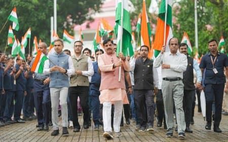 भोपाल में बारिश के बीच निकली भाजपा की तिरंगा यात्रा... बुलेट से पहुंचे सीएम मोहन यादव, बच्चों ने बढ़ाया उत्साह