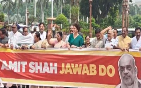 हंगामे के बीच लोकसभा में 4 बिल पेश:प्रियंका बोलीं- जब तक गृहमंत्री शाह नहीं आएंगे तब तक नहीं चलने देंगे सदन