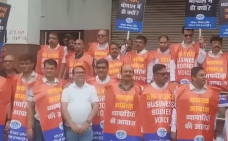 भोपाल में कमर्शियल लाइसेंस शुल्क का विरोध: व्यापारियों ने निगम कार्यालय पर दिया धरना, टैक्स वापसी की मांग