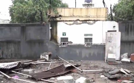 इस्लामाबाद की हरकत का भारत ने बुलडोजर से दिया जवाब, पाक हाई कमीशन के बाहर सुरक्षा घेरा हटाया