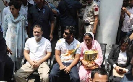 दिल्ली संसद मार्ग: पैलेट गन मामले में FIR दर्ज करने की मांग...पुलिस स्टेशन के बाहर धरने पर बैठे राहुल गांधी