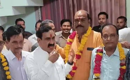 मध्यप्रदेश: दिल्ली यात्रा पर नरोत्तम ने साधी चुप्पी...दतिया में समर्थक बोले- देखो-देखो शेर आया-शेर आया