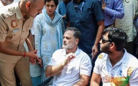 राहुल-प्रियंका का थाने में अनोखा विरोध प्रदर्शन: पैलेट गन से लेकर चरखे तक, भाजपा बोली- नौटंकी कर रहे राहुल