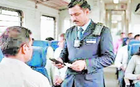 ट्रेन में टिकट जांच के दौरान विवाद रोकने रेलवे टीटीई को बॉडी कैमरा देगा