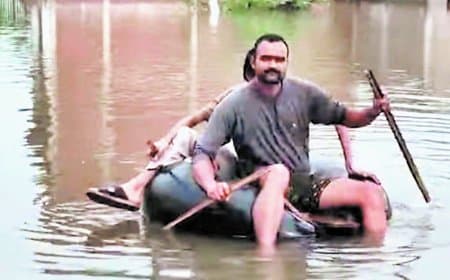 रीवा में बाढ़ के पांच दिन बाद भी कई मोहल्ले जलमग्न, नाव से आवाजाही, निगम ने स्थायी समाधान की कवायद शुरू