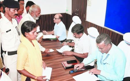 जनसुनवाई में जिला अस्पताल के एमएलसी दस्तावेज न्यायालय भेजने की मांग, 121 आवेदकों ने रखीं समस्याएं कलेक्टर के सामने