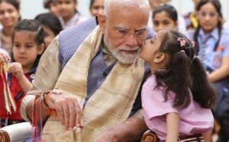 स्कूली बच्चियों के संग पीएम मोदी ने मनाया रक्षा  बंधन,    हंसी मजाक किया, अपने बचपन के सपने के बारे में बताया