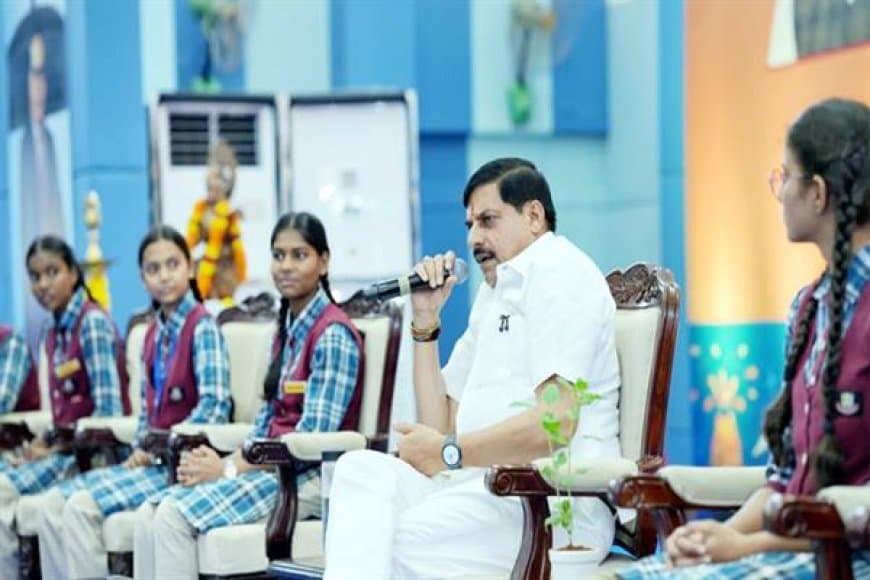 छात्र संवाद में बाेले- मुख्यमंत्री ' विद्यार्थियों के चेहरे पर दिखता है भारत का भविष्य'