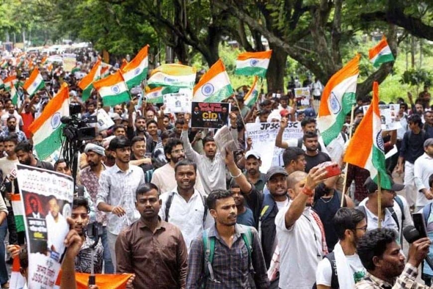 रांची में छात्रों का बवाल: बॉर्डर जैसी कंटीली बैरिकेडिंग तोड़ विधानसभा की ओर बढ़े प्रदर्शनकारी...सीबीआई जांच हो