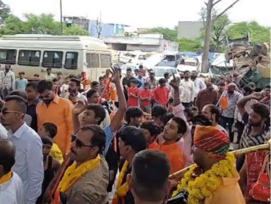 इंदौर में चंदन नगर थाने पर कांवड़ियों का प्रदर्शन, भगवान भोलेनाथ पर टिप्पणी को लेकर FIR की मांग