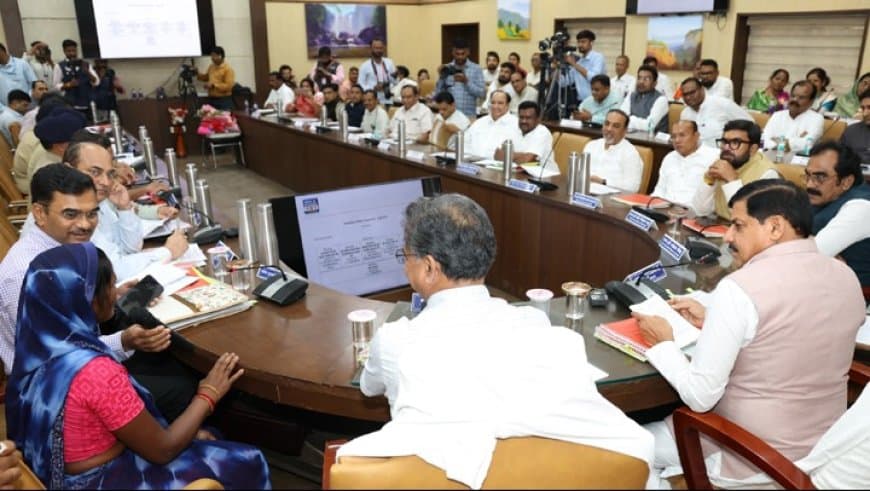 छिंदवाड़ा में की बड़ी कार्रवाई, सीएम हेल्पलाइन की अनदेखी पर CMHO, तहसीलदार और पटवारी सस्पेंड