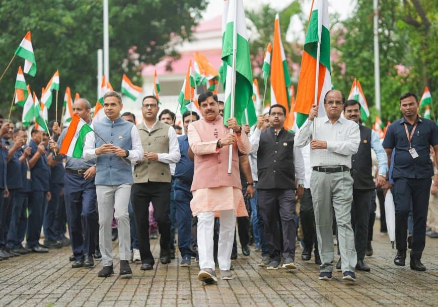 भोपाल में बारिश के बीच निकली भाजपा की तिरंगा यात्रा... बुलेट से पहुंचे सीएम मोहन यादव, बच्चों ने बढ़ाया उत्साह