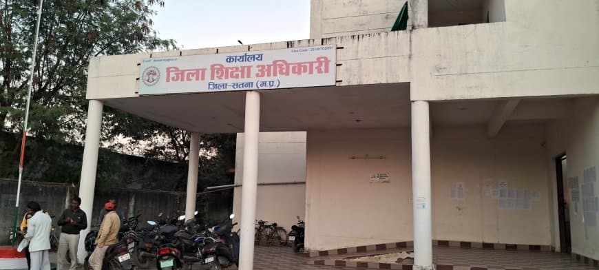 मैहर के स्कूल में शिक्षक नशे में पहुंचा, बच्चों से कराता था सफाई; निलंबन के बाद एफआईआर दर्ज