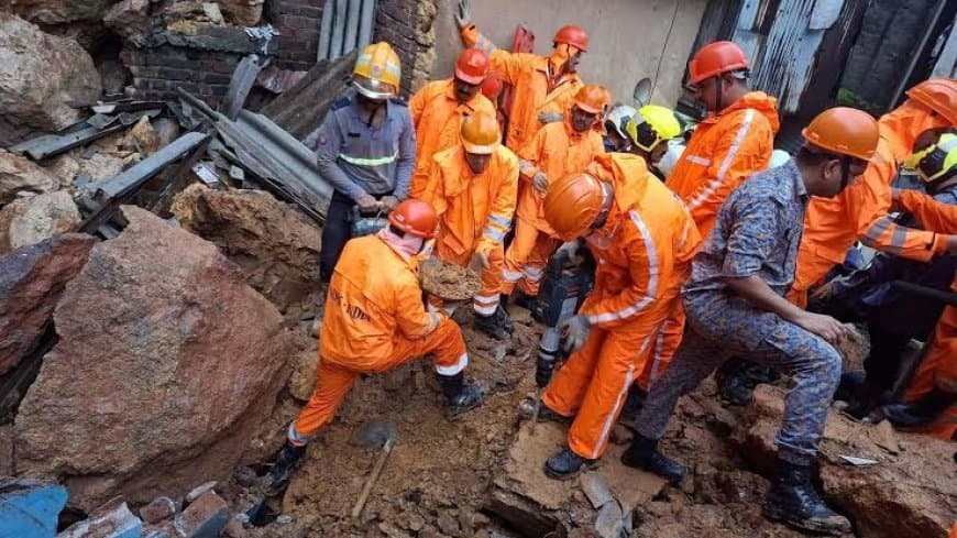 मुंबई के घाटकोपर इलाके में  भारी बारिश के कारण भूस्खलन, छह लोगों की मौत... चार घायल