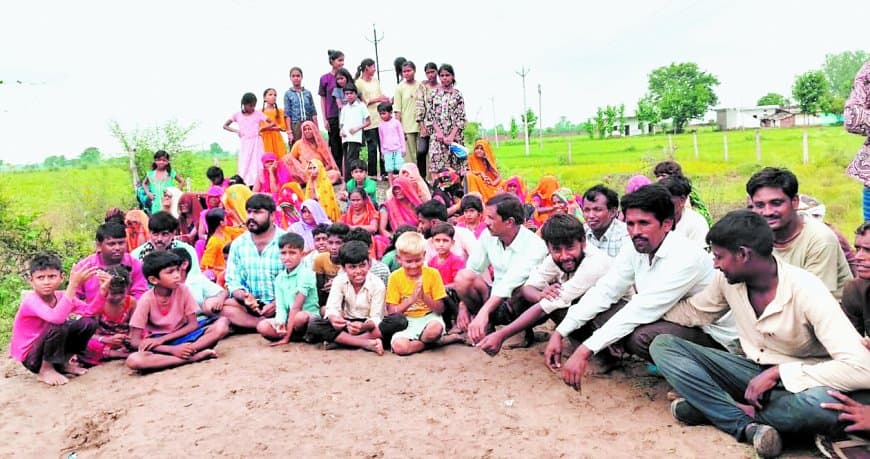 छुलहा गांव का 900 मीटर रास्ता बंद, ग्रामीणों ने फिर खोला मोर्चा, प्रशासन से मांगा समाधान