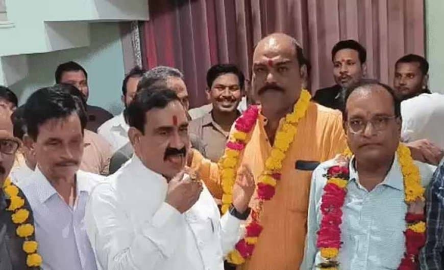 मध्यप्रदेश: दिल्ली यात्रा पर नरोत्तम ने साधी चुप्पी...दतिया में समर्थक बोले- देखो-देखो शेर आया-शेर आया