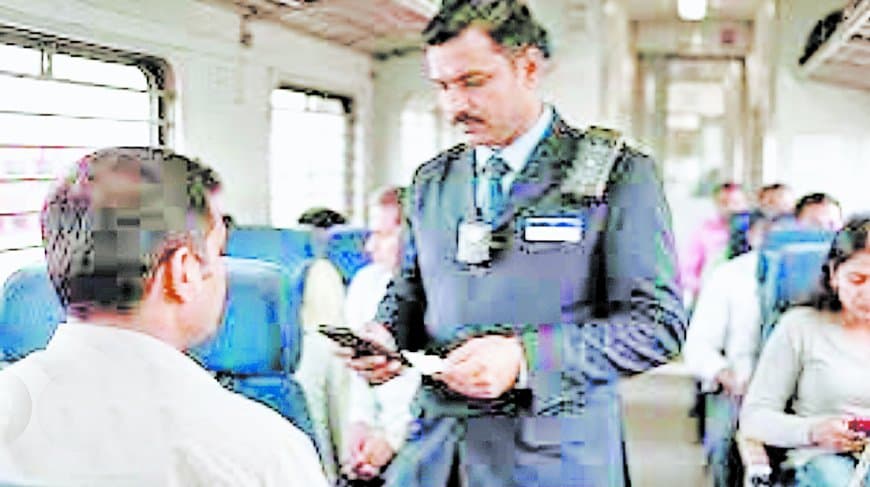 ट्रेन में टिकट जांच के दौरान विवाद रोकने रेलवे टीटीई को बॉडी कैमरा देगा
