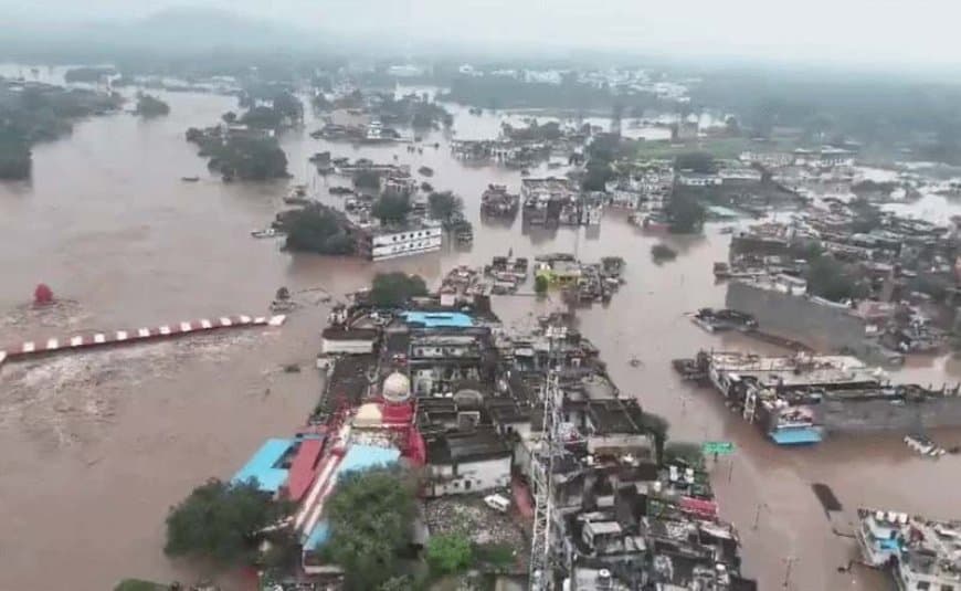 चित्रकूट-सतना में टूटा बारिश का कहर... कीचड़ में पैदल चलकर प्रभावितों के घर पहुंचे सीएम, बांटी राहत सामग्री