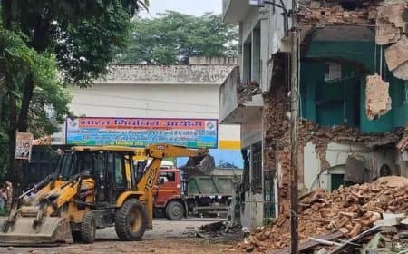 उत्तरप्रदेश: जिला जज न्यायालय के फैसले के बाद ... सहारनपुर कलेक्ट्रेट मस्जिद पर चलता बुलडोजर