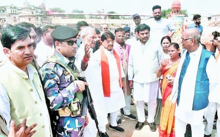 चित्रकूट बाढ़ पीड़ितों से मिले प्रभारी मंत्री, घर पूरी तरह क्षतिग्रस्त परिवारों को 1.20 लाख सहायता