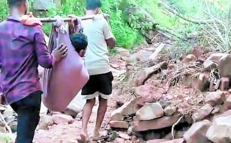 थरपहाड़ में मरीज के लिए ग्रामीणों के कंधे बने एंबुलेंस, सड़क के इंतजार में गांव