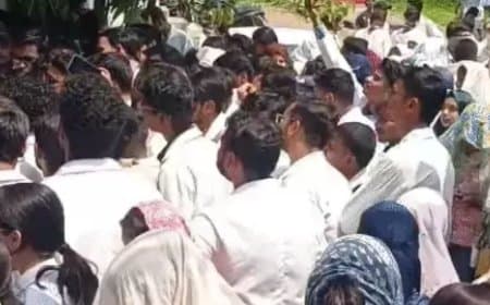 MP News: एमबीबीएस के बाद आयुष इंटर्न डॉक्टरों ने बढ़ाया पारा, भोपाल कलेक्ट्रेट का घेराव कर स्टाइपेंड बढ़ाने की मांग