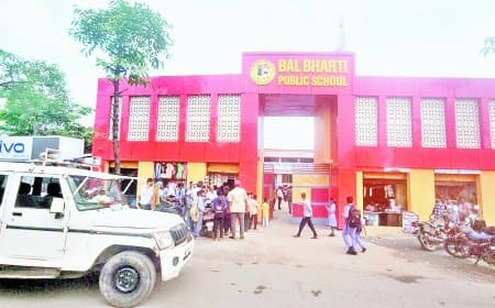 फीस को लेकर छात्र को परीक्षा से रोका, स्कूल में विवाद के बाद छात्र और भाई से मारपीट