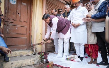 सिंहस्थ 2028: सीएम डॉ. मोहन यादव ने खुद अपने पैतृक मकान पर चलाई कुदाल, मुआावजा लेने से भी किया इंकार