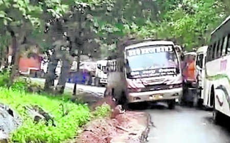 मड़ला घाट में डीजल खत्म होने से बीच सड़क बंद हुआ ट्राला, चार घंटे थमा यातायात