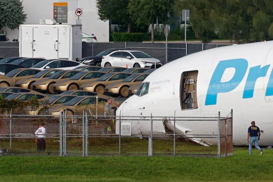 अमेरिका में भीषण हादसा: मियामी में रनवे से उतरा बोइंग कार्गो प्लेन, पार्किंग में खड़ी गाड़ियों को रौंदा, पांच की मौत