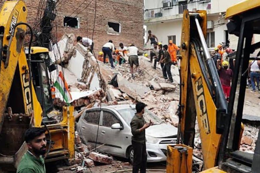 दिल्ली सत्य निकेतन इमारत हादसा: 7 की मौत, MCD के 5 अधिकारी निलंबित, मालिक गिरफ्तार