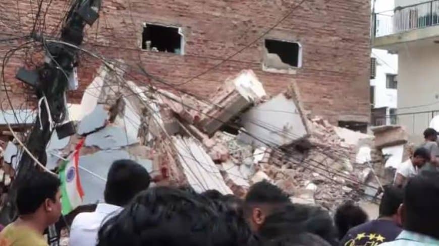दक्षिण दिल्ली के सत्य निकेतन में मूसलाधार बारिश के बीच भरभराकर गिरी इमारत, मलबे में कई लोगों के दबे होने की आशंका