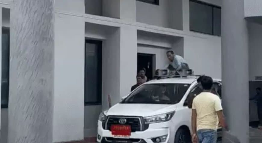 भोपाल नगर निगम महापौर की गाड़ी में आग लगाने की कोशिश, दैनिक वेतनभोगी कर्मचारी ने की नारेबाजी