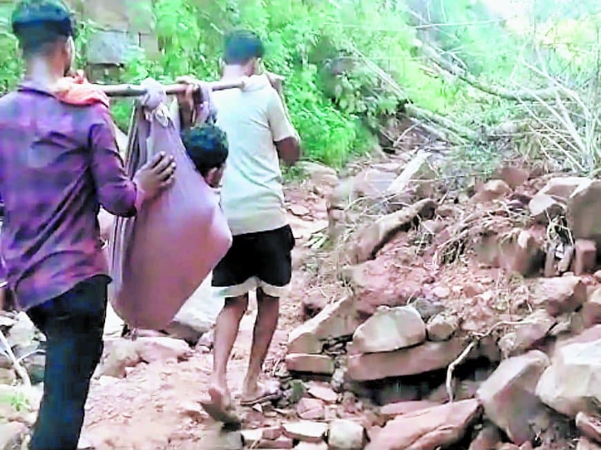 थरपहाड़ में मरीज के लिए ग्रामीणों के कंधे बने एंबुलेंस, सड़क के इंतजार में गांव