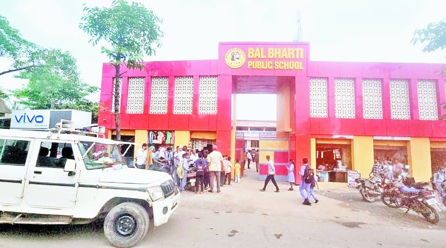 फीस को लेकर छात्र को परीक्षा से रोका, स्कूल में विवाद के बाद छात्र और भाई से मारपीट
