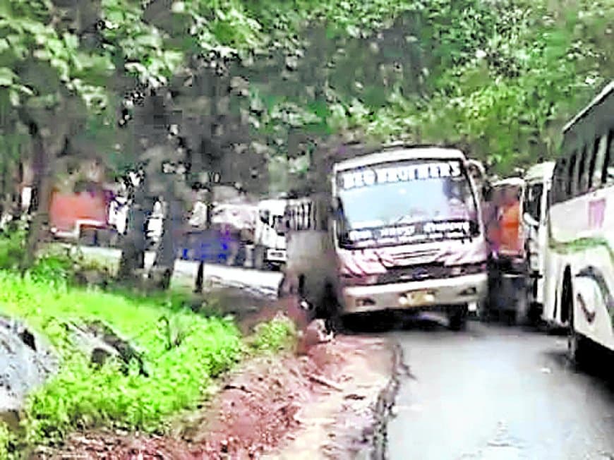 मड़ला घाट में डीजल खत्म होने से बीच सड़क बंद हुआ ट्राला, चार घंटे थमा यातायात