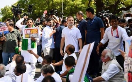 LIVE: राहुल-प्रियंका आकाशवाणी भवन में धरने पर बैठे, दिल्ली पुलिस ने कई सांसदों को किया डिटेन