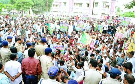 डालमिया के लिए जमीन प्रक्रिया पर भड़के रैगांव के किसान, 500 ट्रैक्टरों से कलेक्ट्रेट घेरा
