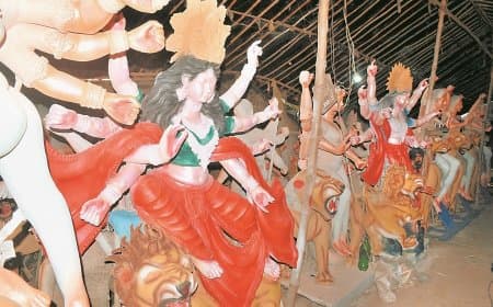 नवरात्रि से पहले सतना में रात-दिन गढ़ी जा रहीं मां दुर्गा की भव्य प्रतिमाएं