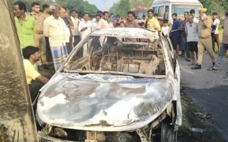 उत्तरप्रदेश: बाराबंकी में चलती कार बनी आग का गोला, गेट हो गए लॉक... अंदर फंसा ड्राइवर जिंदा जला