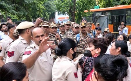 जंतर-मंतर पर विरोध-प्रदर्शन: 150 से अधिक हिरासत में...दिल्ली के 45 मेट्रो स्टेशनों के गेट बंद रखे गए 