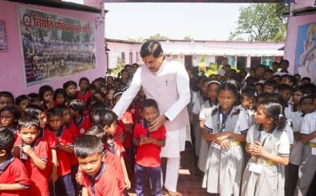 मोहन का मंडला दौरा: हेलीपैड जाते समय अचानक रोका काफिला, बच्चों से की बातचीत