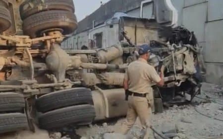 भोपाल एयरपोर्ट रोड भीषण हादसा: अनियंत्रित ट्राला 20 फीट नीचे सर्विस लेन पर गिरा, चालक गंभीर रूप से घायल
