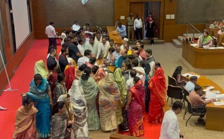 भोपाल नगर निगम परिषद की बैठक में भारी हंगामा, 'कमीशन' वाले बयान पर पक्ष-विपक्ष आमने-सामने